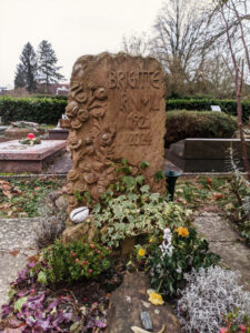 diesen handgefertigten Urnengrabstein aus Kyltaler Sandstein (Eifel) haben wir mit einem Ranunkel-Ornament versehen, der Lieblingsblumen der Verstorbenen