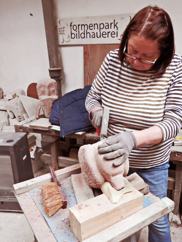 Unsere Bildhauerworkshops in Bexbach und Kirkel sind sowohl für Anfänger als auch für Fortgeschritte geeignet. Hier im Bild ist eine langjährige Kursteinehmerin zu sehen, die an einer kleinen Skulptur aus Sandstein arbeitet.