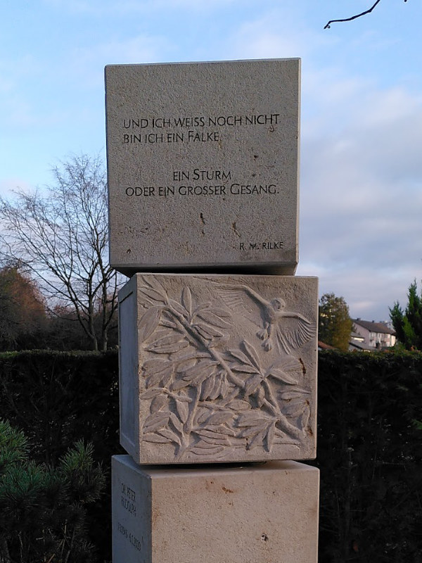 Aus dem Saarland für einen Kunst- und Vogelliebhaber in Schwätzingen - Dieses individuelle Grabmal ist für einen Hobby-Vogelkundler. Es zeigt ein Relief mit einem Falken.