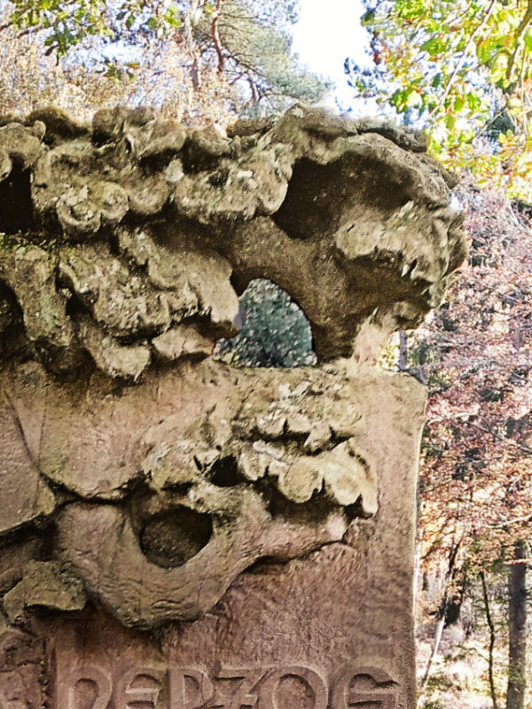 Handgefertigtes Grabmal mit vollplastischem Eichenbaum - aus Kylltaler Sandstein